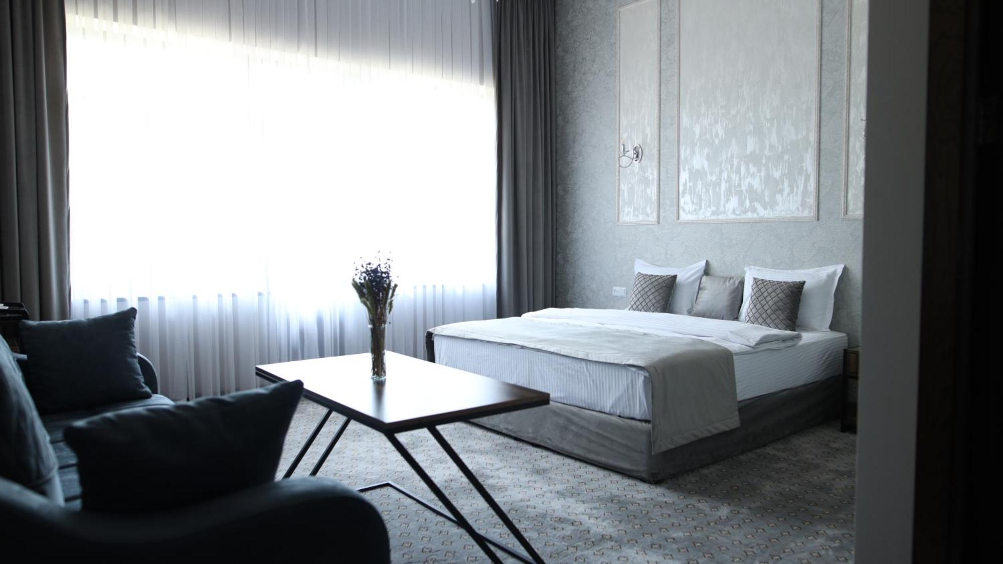Bmg Hotel By Grigoryans Group Goris Bagian luar foto
