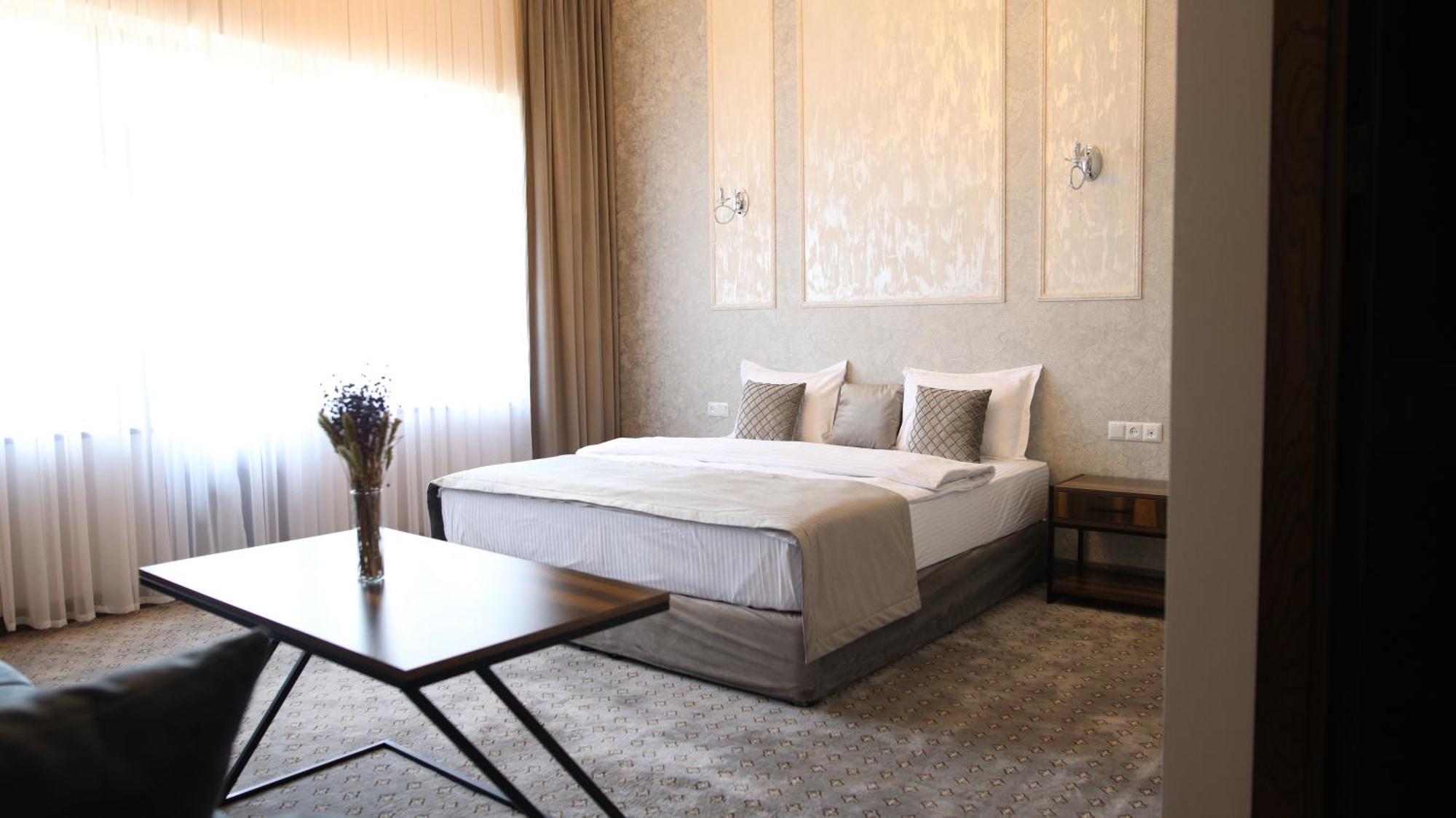 Bmg Hotel By Grigoryans Group Goris Bagian luar foto