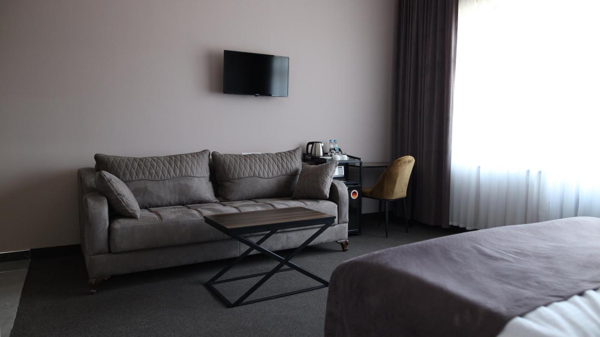 Bmg Hotel By Grigoryans Group Goris Bagian luar foto