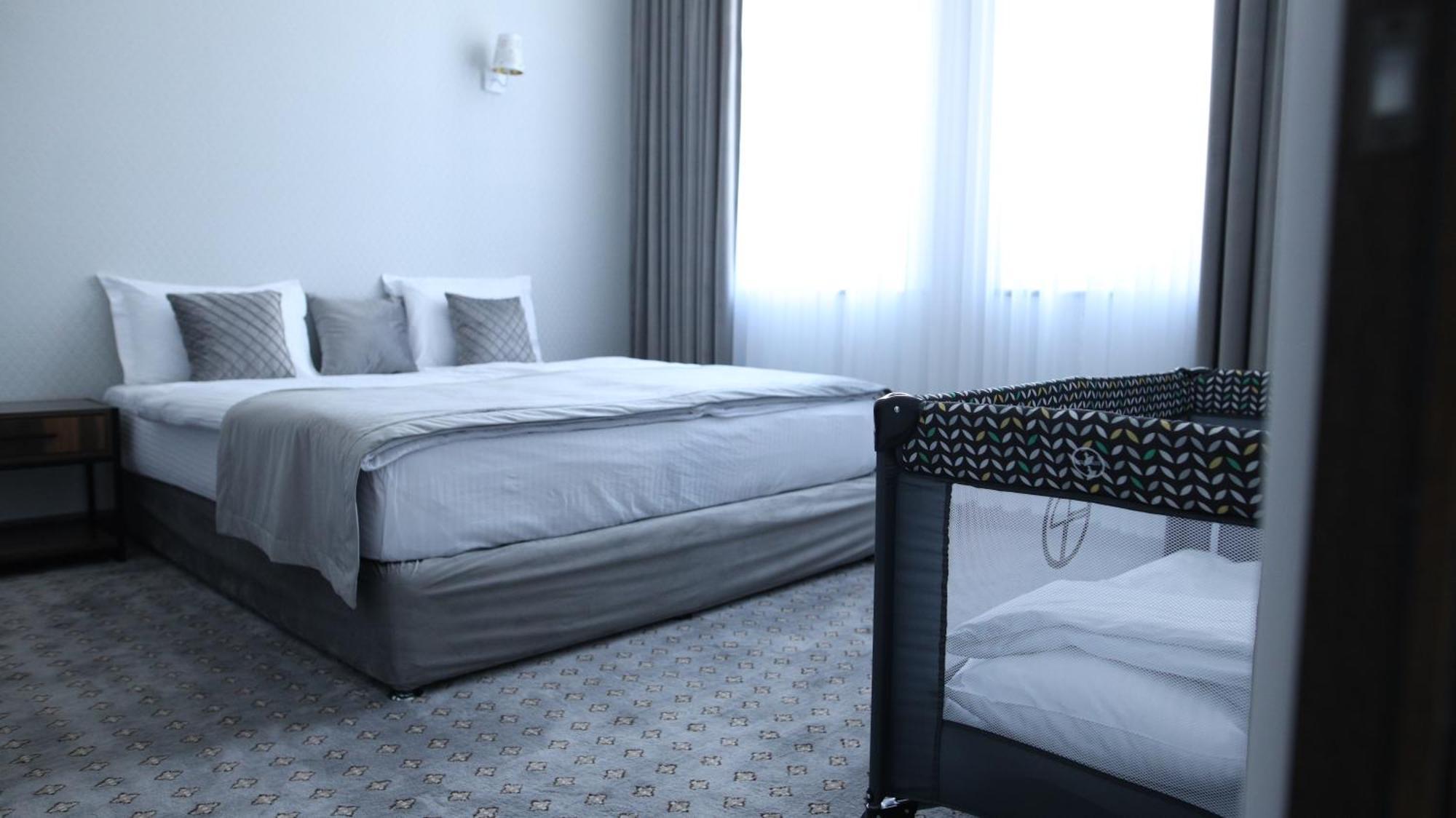 Bmg Hotel By Grigoryans Group Goris Bagian luar foto