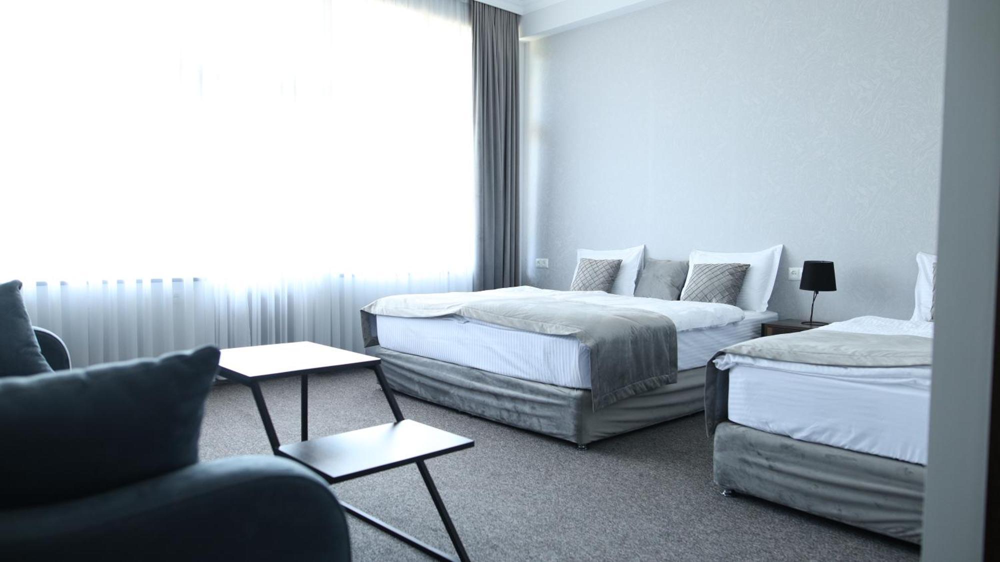Bmg Hotel By Grigoryans Group Goris Bagian luar foto