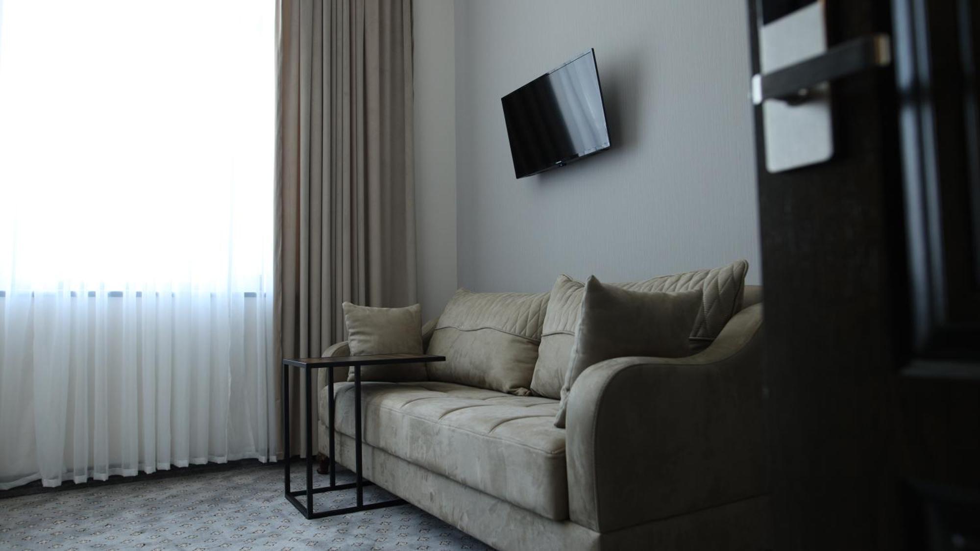 Bmg Hotel By Grigoryans Group Goris Bagian luar foto